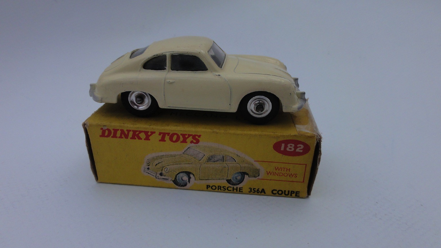 PORSCHE COUPÉ 356 A AVEC GLACES VOITURE DINKY TOYS RÉF 182