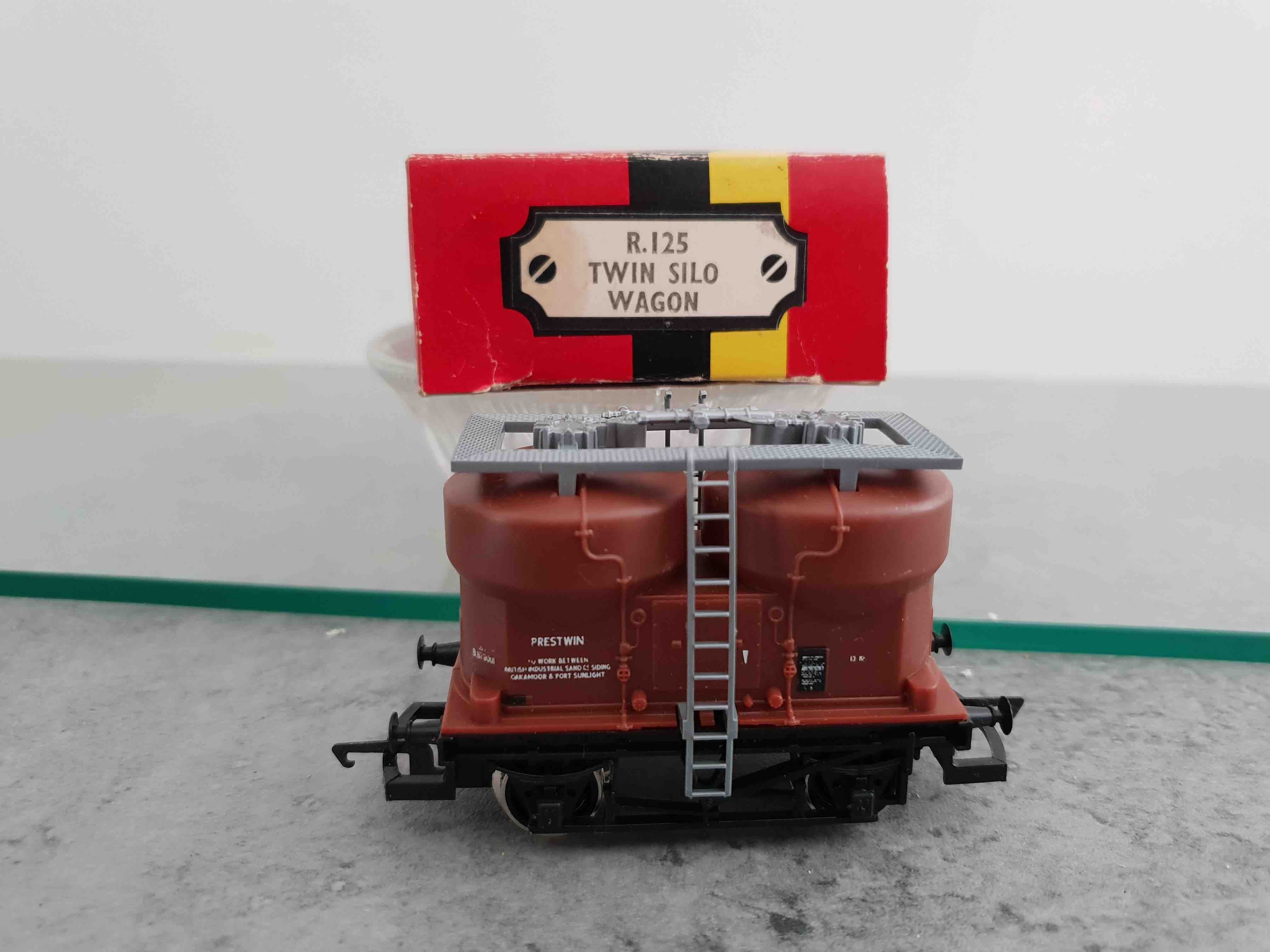 HORNBY R125 TWIN SILO