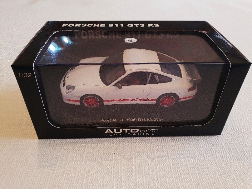 AUTO ART REF 13077 PORSCHE 911 GT3 RS 2004 WITH LIGTHING LAMPS SLOT CAR