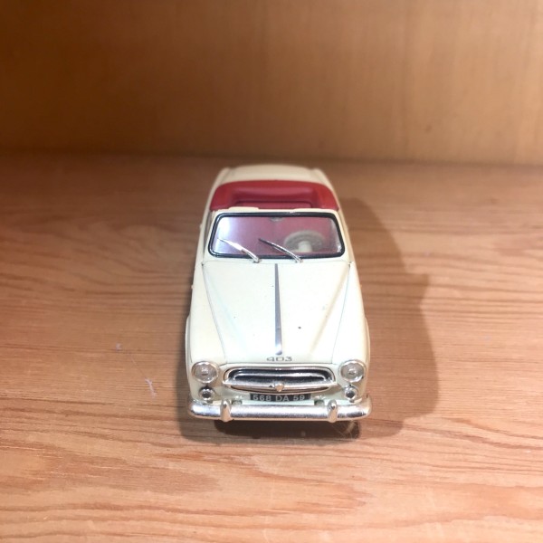 Peugeot 403  blanche NOREV