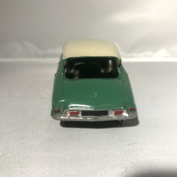 DS 19 verte sans glaces citroen Dinky toys réf 24C