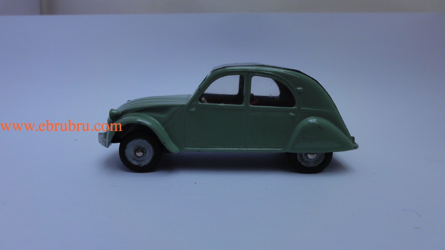 Voiture 2CV azam verte dinky toys réf 558