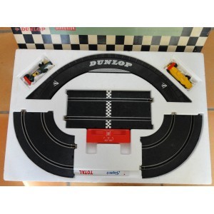 COFFRET JOUEF RÉF 3706 AVEC UNE BRM F1 VERTE AVEC AILERON ET FERRARI F1 JAUNE AVEC AILERON ET LE PONT DUNLOP