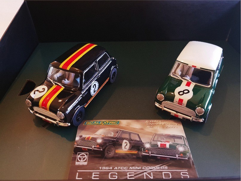 TOURING 1964 MINI COOPERS LIMITED EDITION  SCALEXTRIC REF C3586A