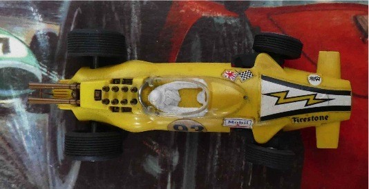 Lotus F1 coque jaune citron  et chassis rouge JOUEF