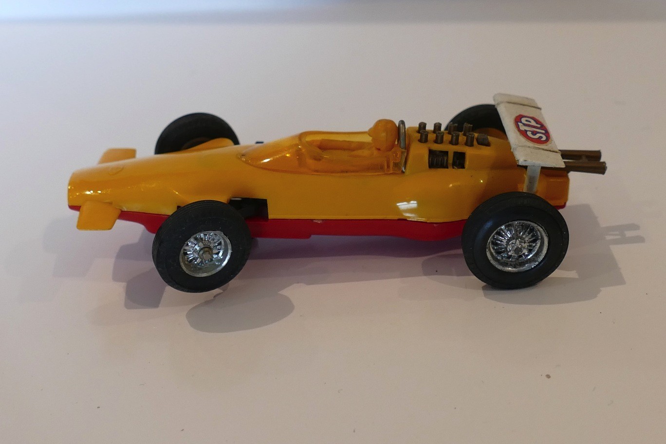 Lotus F1  avec aileron coque jaune   et chassis rouge JOUEF