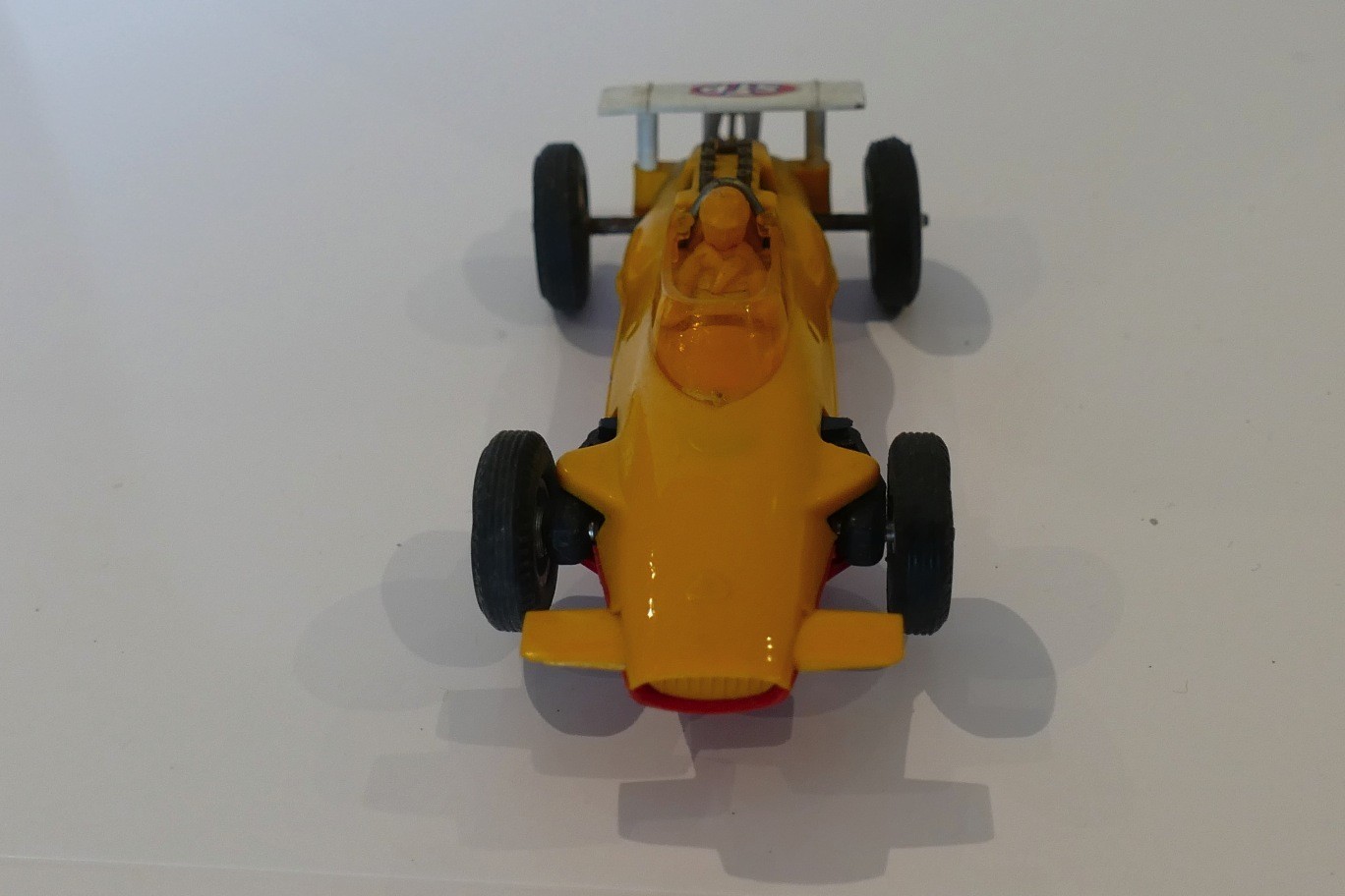 Lotus F1  avec aileron coque jaune   et chassis rouge JOUEF