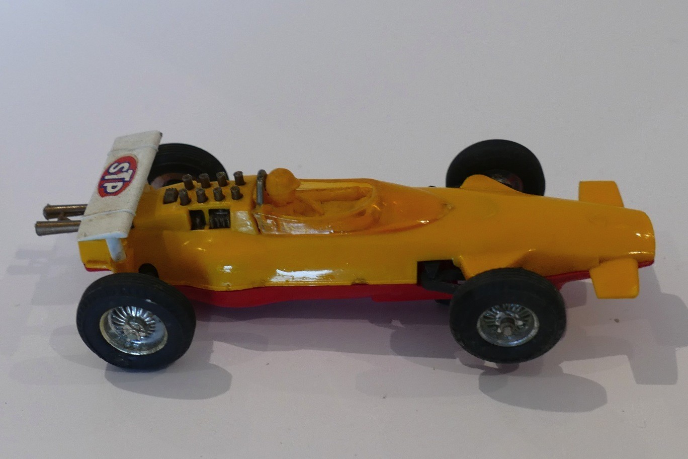 Lotus F1  avec aileron coque jaune   et chassis rouge JOUEF