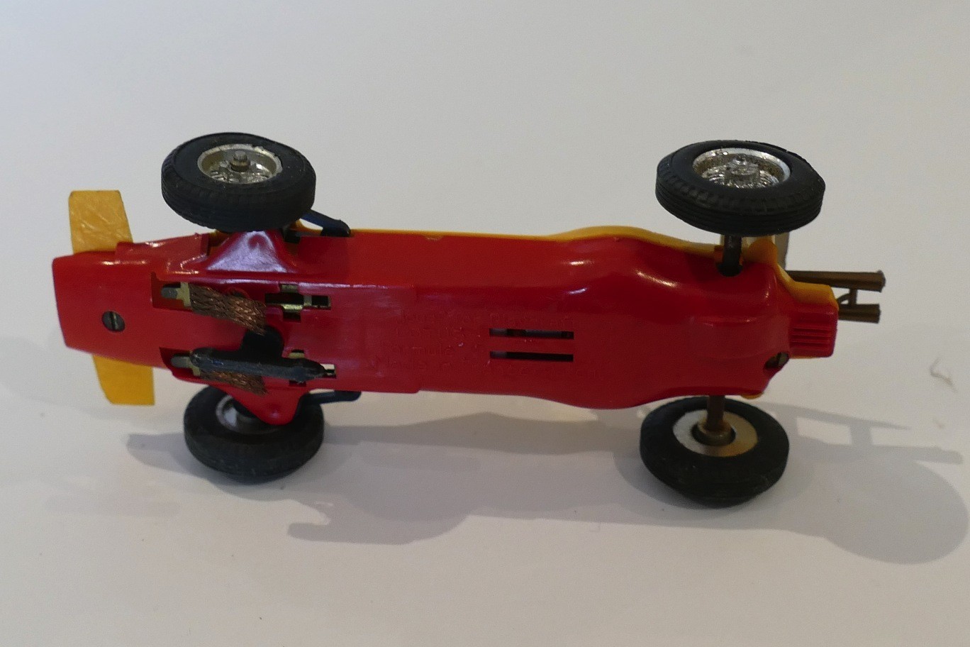 Lotus F1  avec aileron coque jaune   et chassis rouge JOUEF