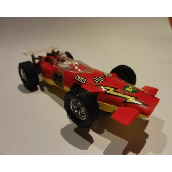 Lotus F1  avec aileron coque rouge   et chassis jaune citron JOUEF