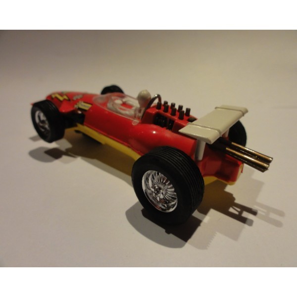 Lotus F1  avec aileron coque rouge   et chassis jaune citron JOUEF