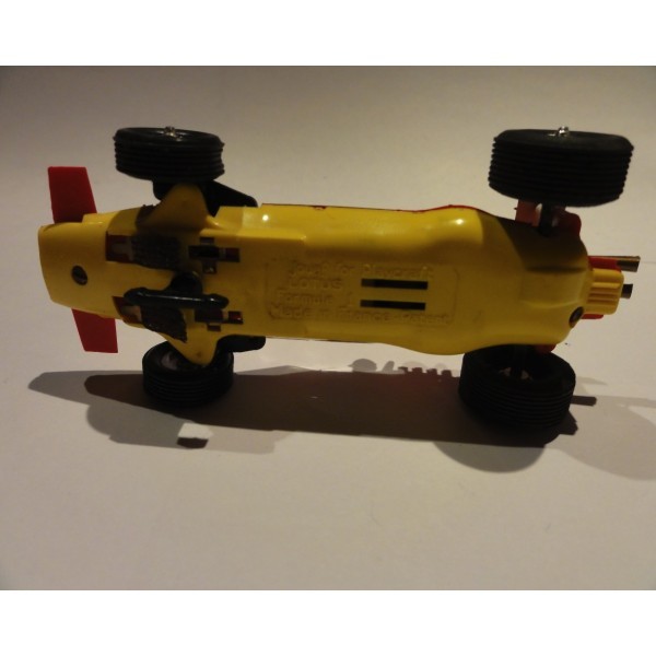 Lotus F1  avec aileron coque rouge   et chassis jaune citron JOUEF