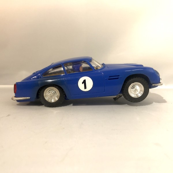 ASTON MARTIN DB4 GT BLEUE AVEC ÉCLAIRAGE SCALEXTRIC E3 