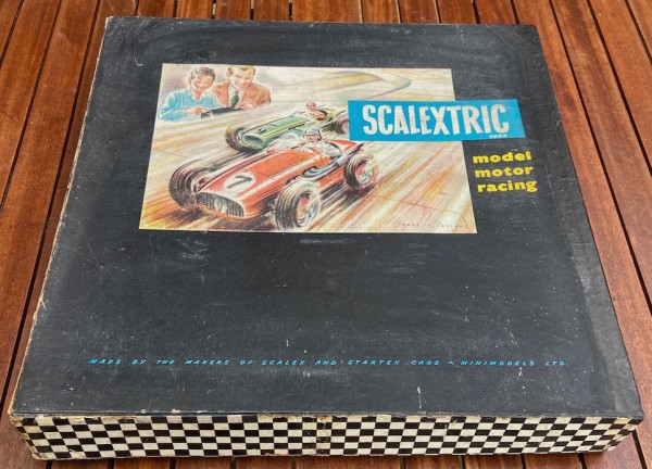 COFFRET SET TINPLATE SCALEXTRIC AVEC FERRARI ET MASERATI