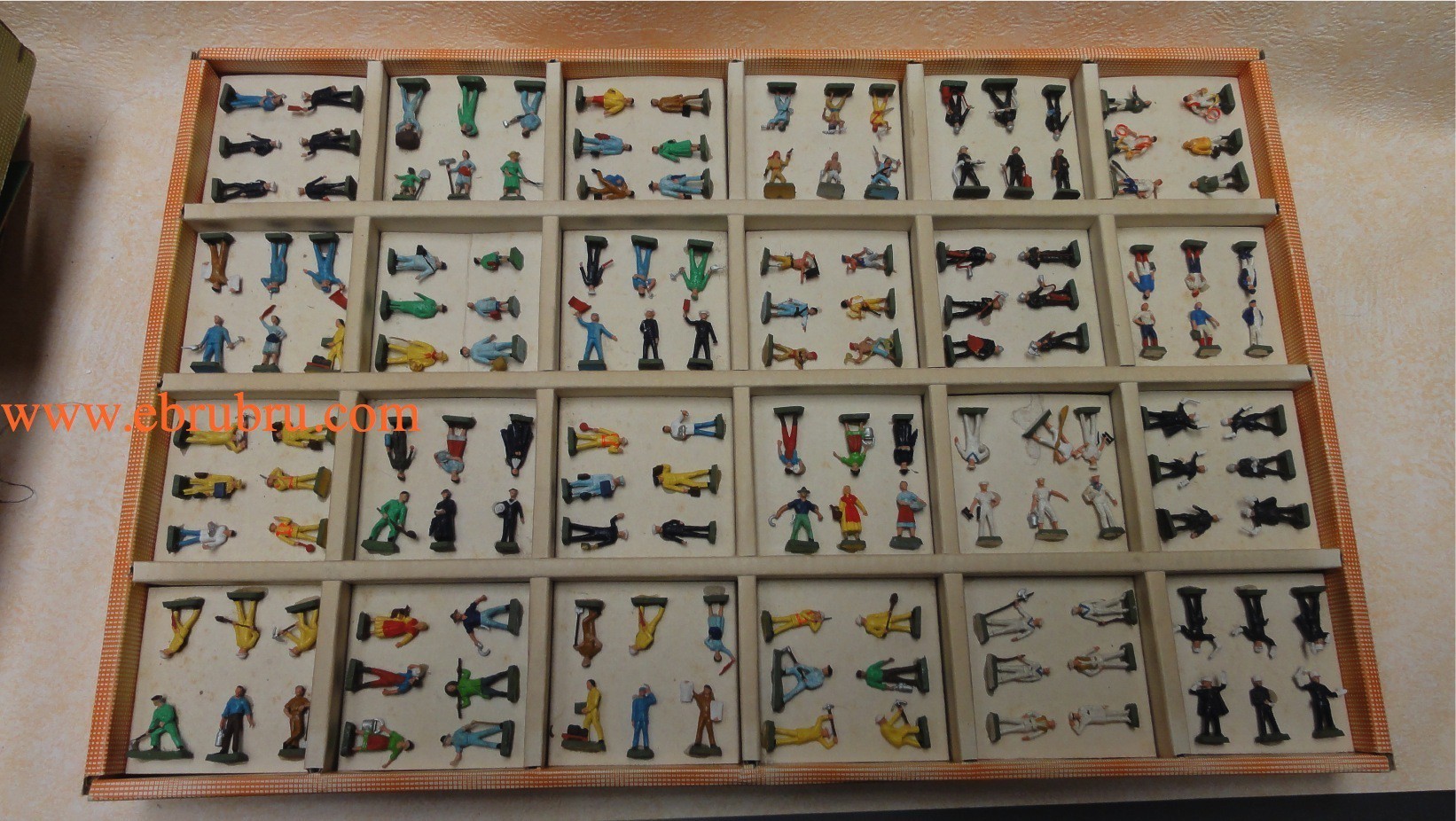 Boite de presentation de 144 figurines de  collection Ho Starlux