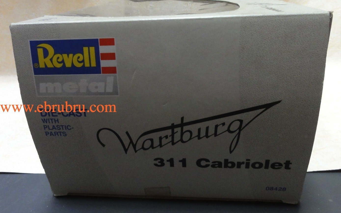 VOITURE WARTBURG 311 CABRIOLET REVELL 1/18  ref 08428