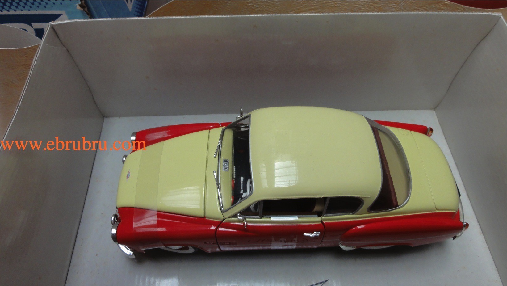 VOITURE WARTBURG 311 COUPE REVELL 1/18  ref 08418