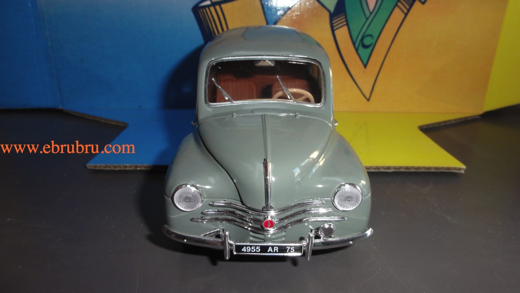 RENAULT 4CV BERLINE 1954 BEIGE REF 8059 echelle 1/17 Solido