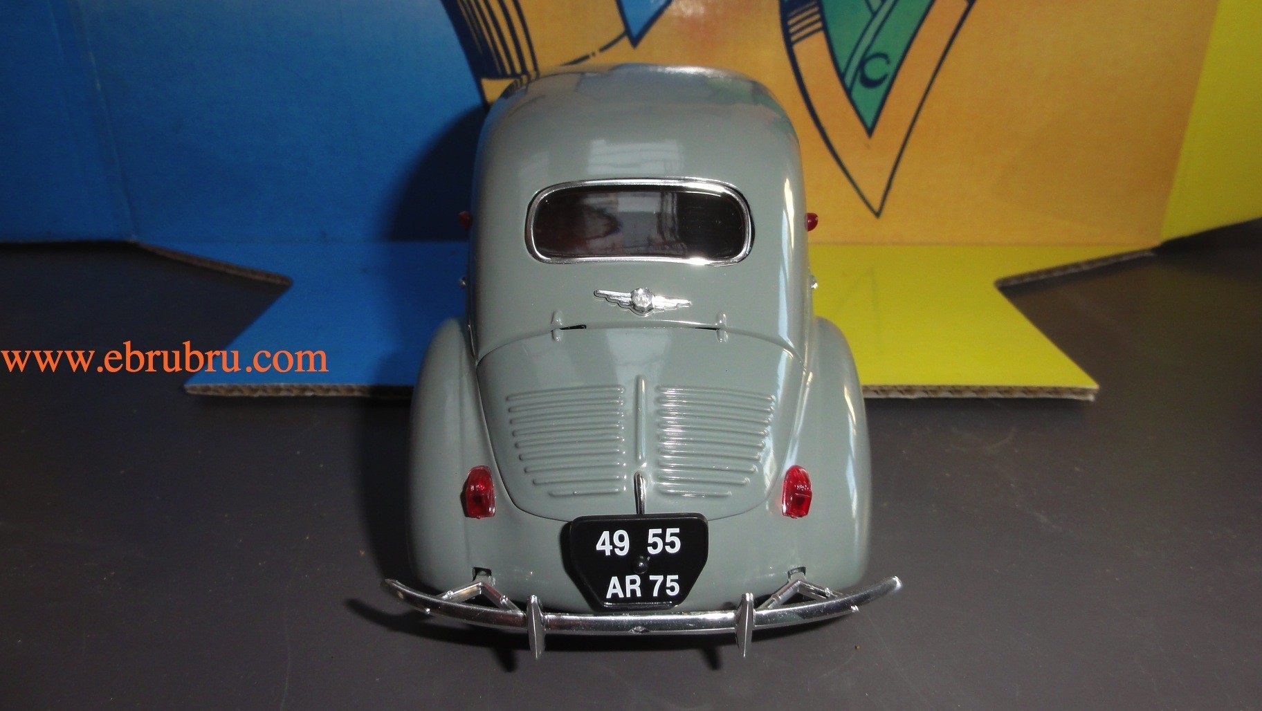 RENAULT 4CV BERLINE 1954 BEIGE REF 8059 echelle 1/17 Solido