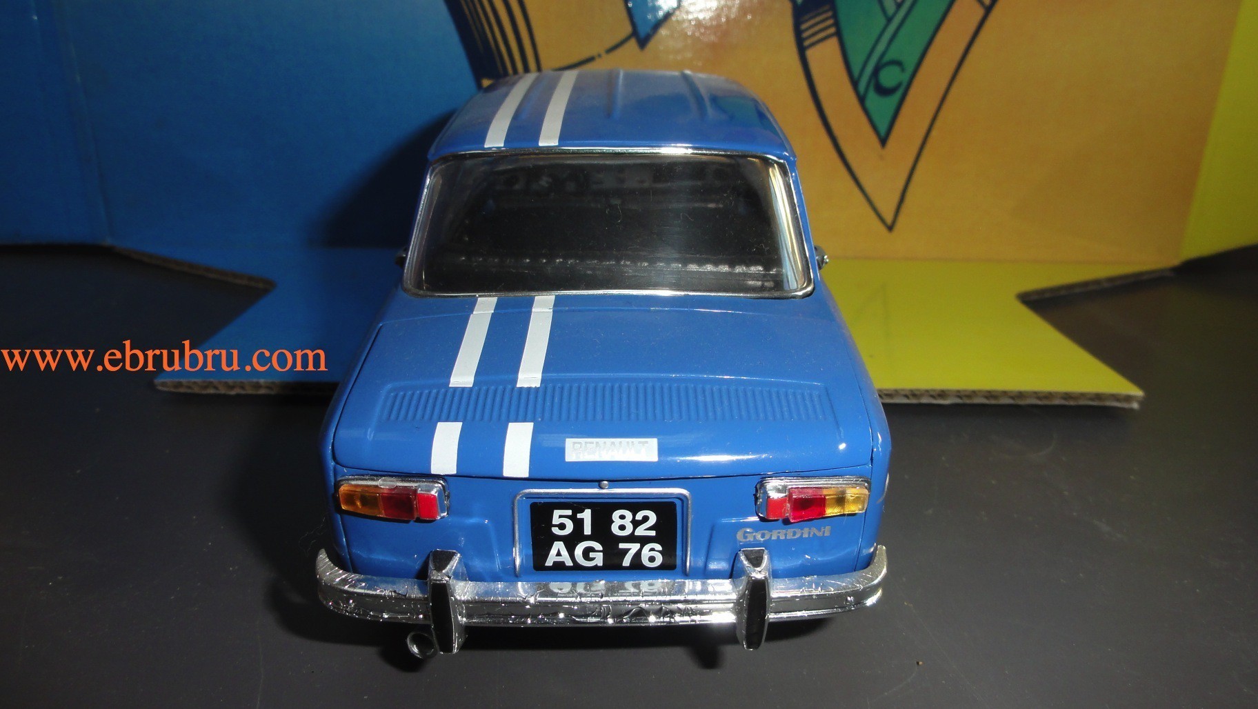 Renault 8 bleu echelle 1/18 Solido