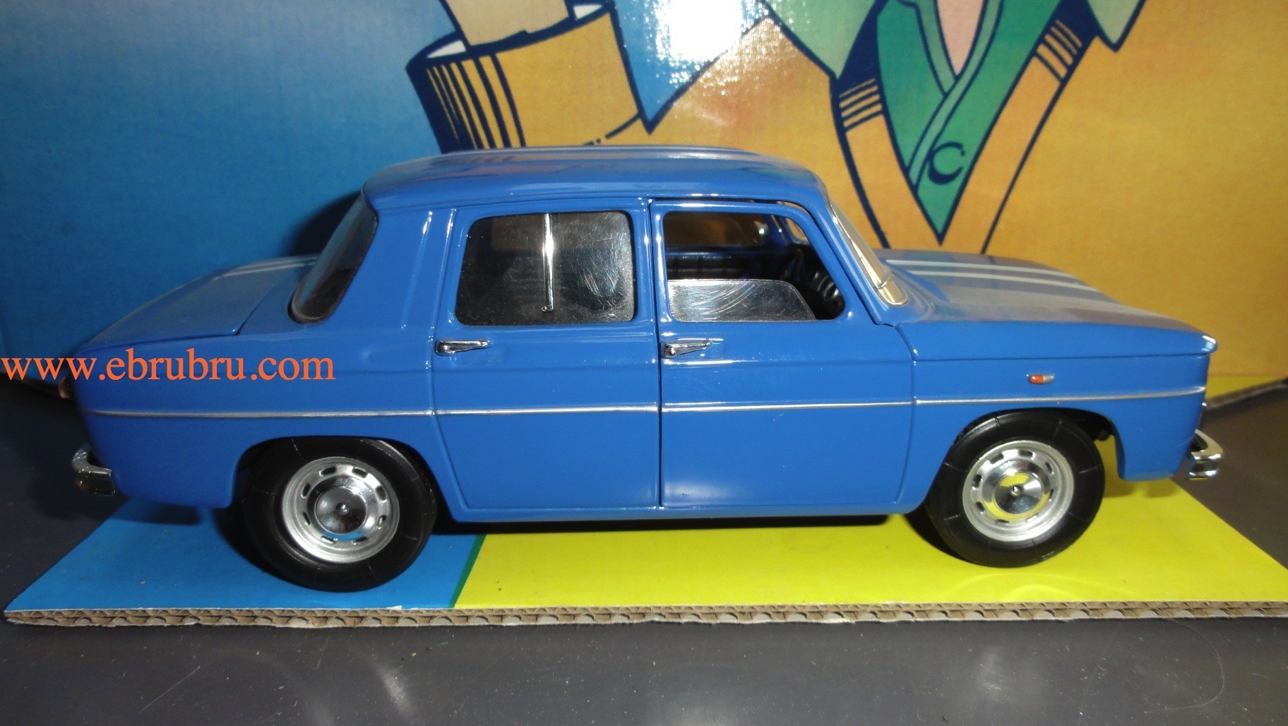 Renault 8 bleu echelle 1/18 Solido