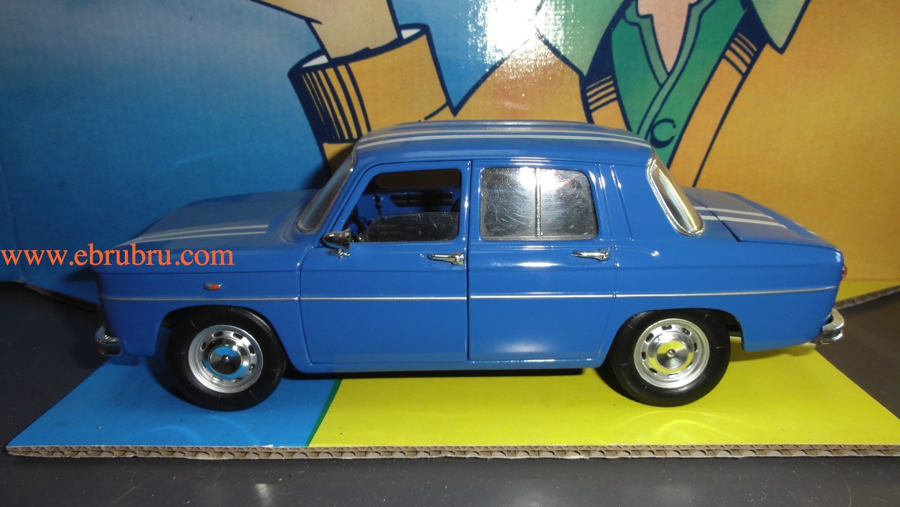 Renault 8 bleu echelle 1/18 Solido