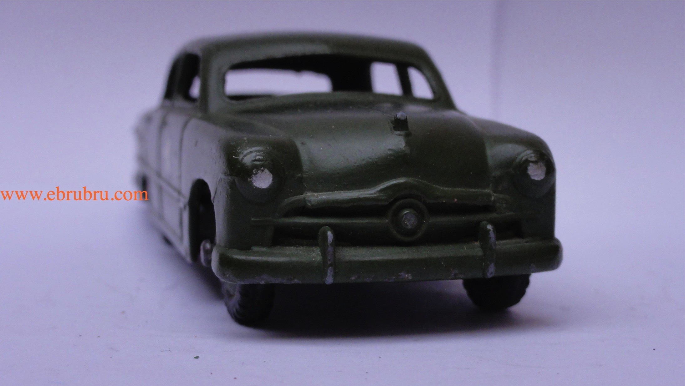 Ford sedan US Army dinky toys réf 170