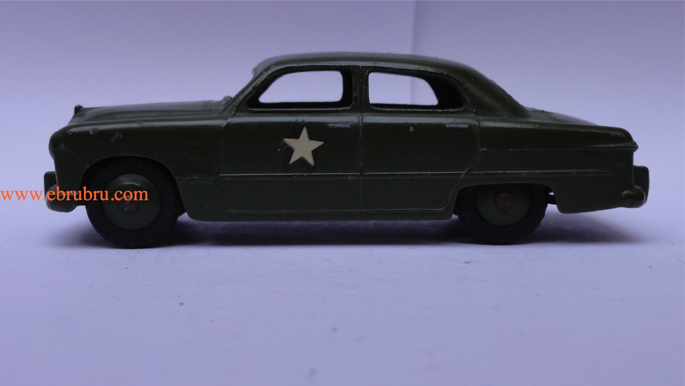 Ford sedan US Army dinky toys réf 170