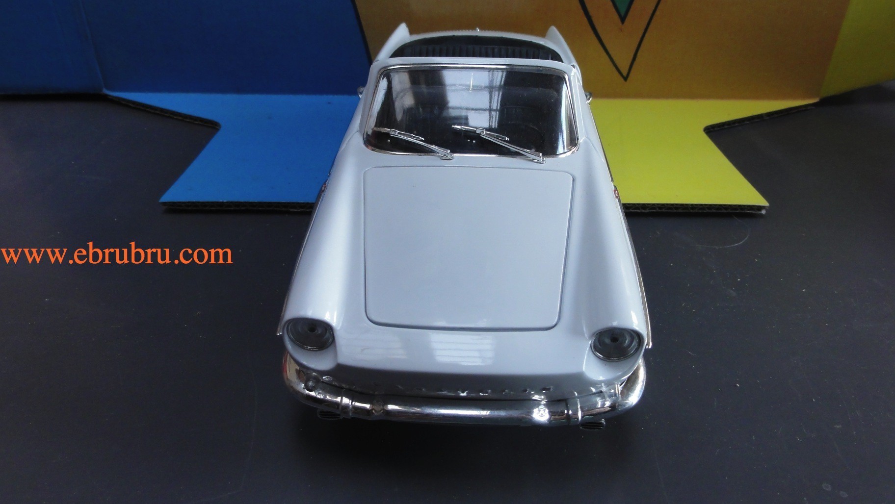 Renault Caravelle blanche 1/18 Norev ref 185150