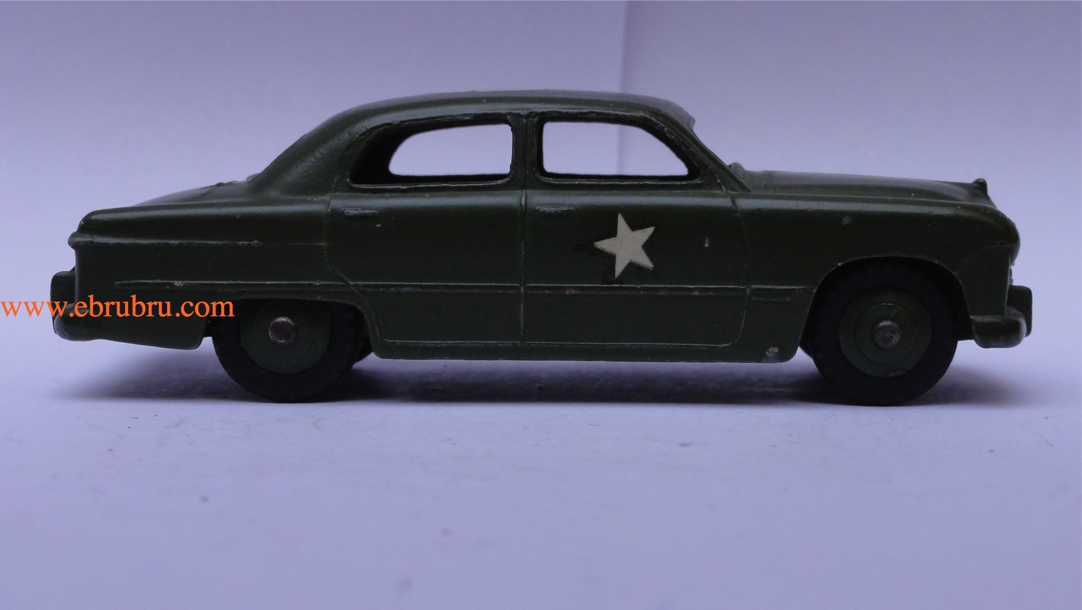 Ford sedan US Army dinky toys réf 170