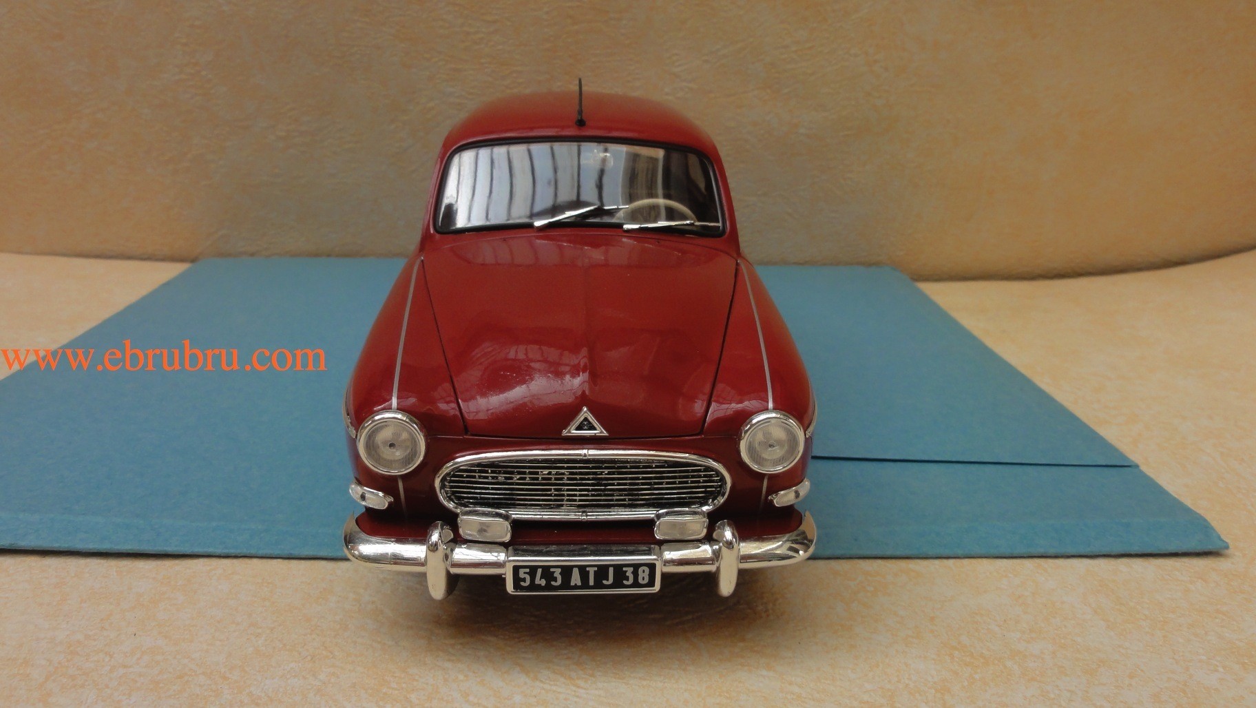 RENAULT FREGATE année 1959 ech 1/18 SOLIDO réf 11831000