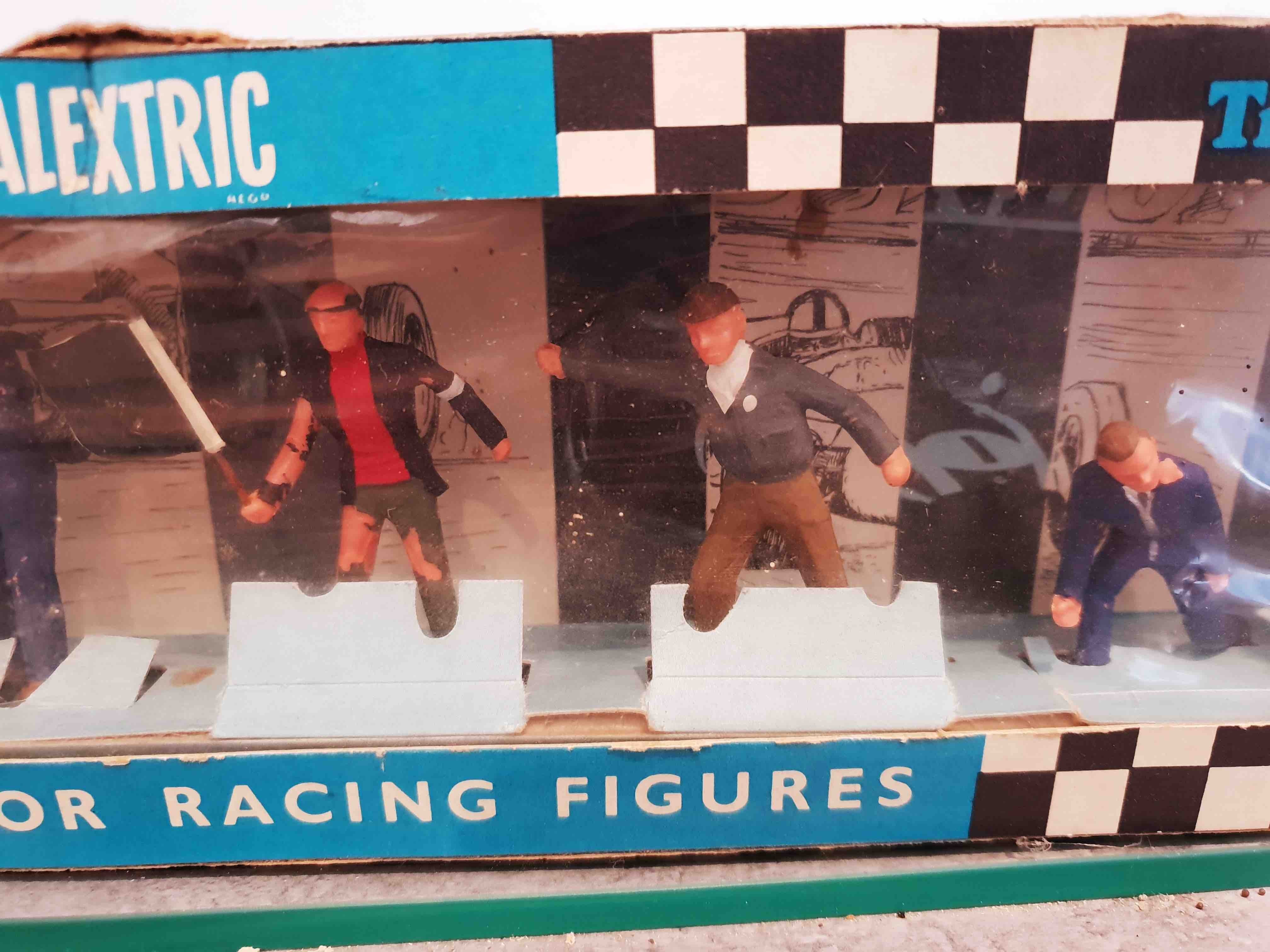 SCALEXTRIC TRACK OFFICIALS F300 AND PIT CREWS