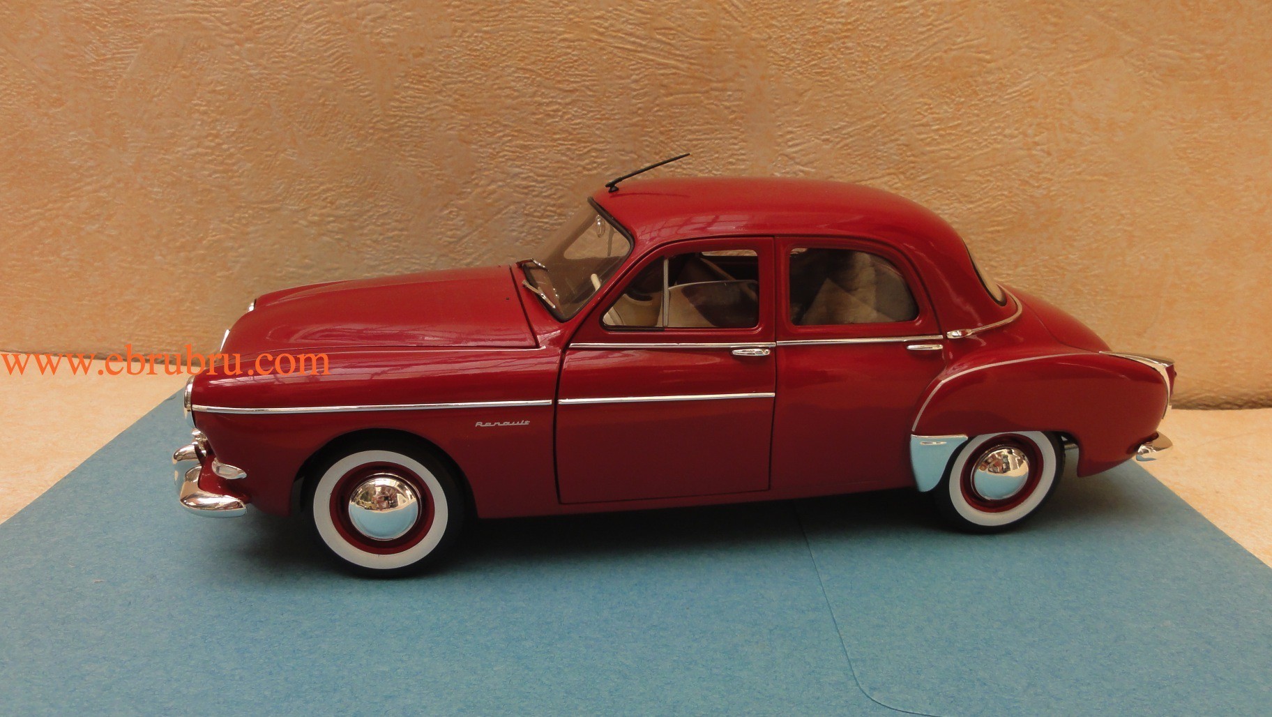 RENAULT FREGATE année 1959 ech 1/18 SOLIDO réf 11831000