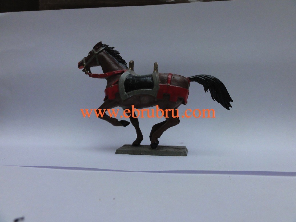 Cheval marron au galop socle carré  Starlux