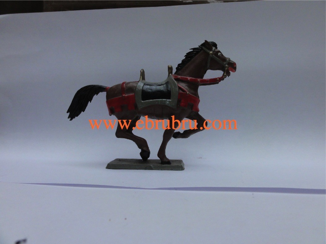 Cheval marron au galop socle carré  Starlux