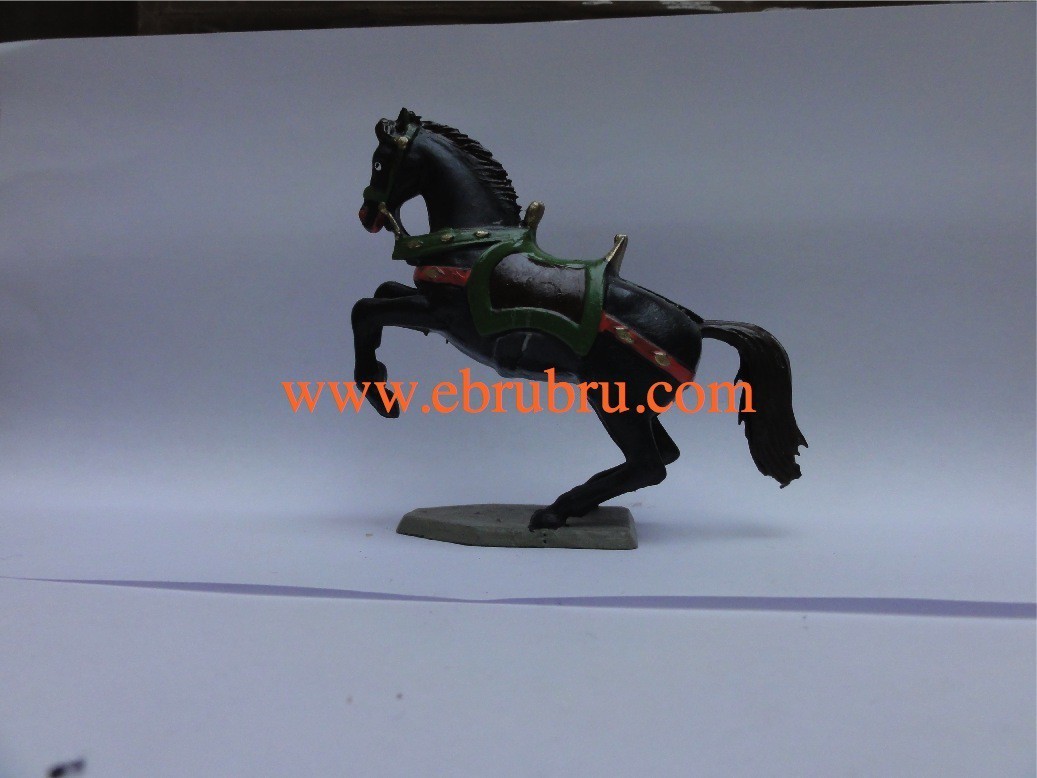 Cheval noir cabré socle carré  Starlux