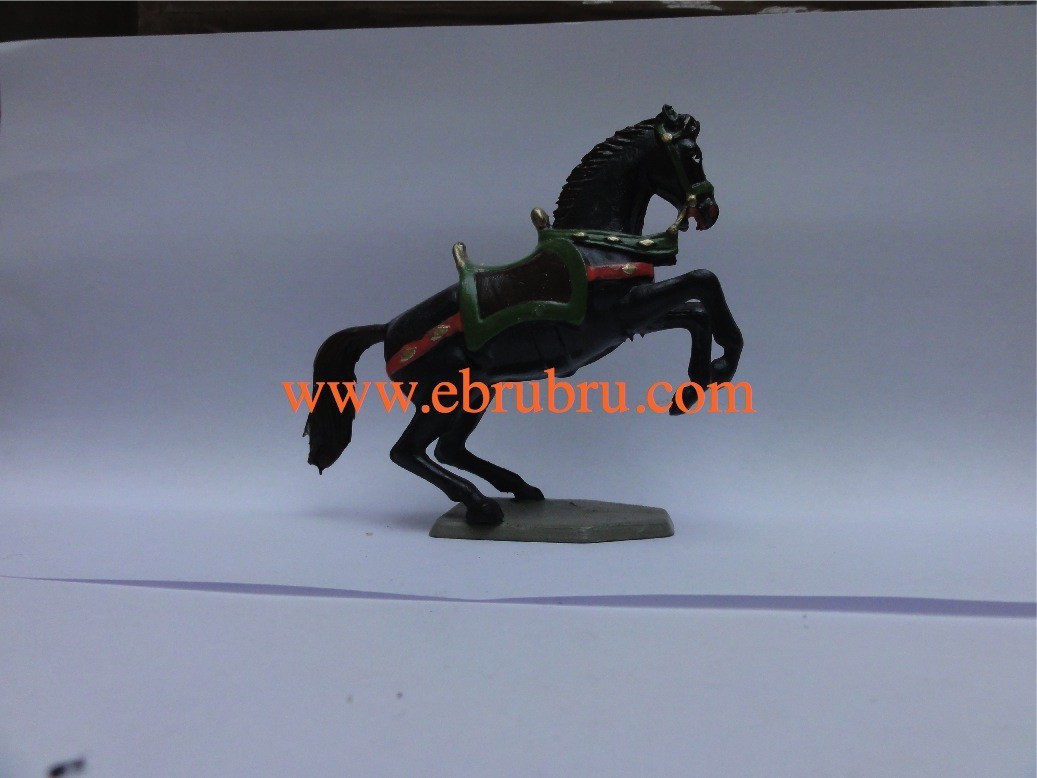 Cheval noir cabré socle carré  Starlux