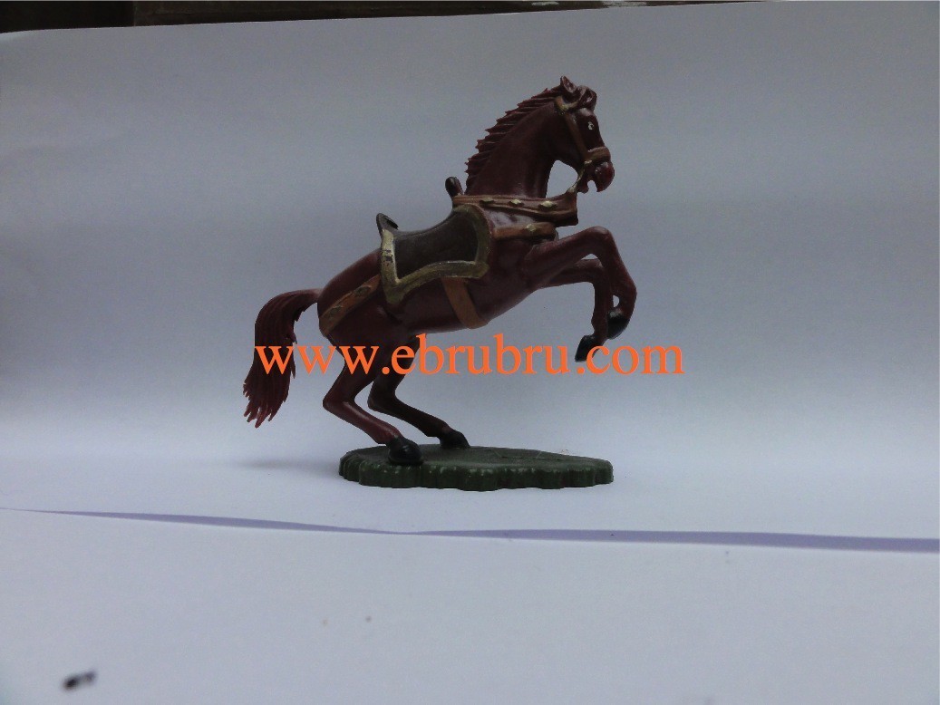 Cheval marron cabré socle crenelé  Starlux