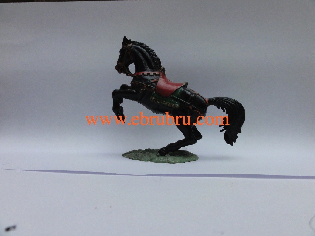 Cheval noir cabré socle gazon couverture verte Starlux