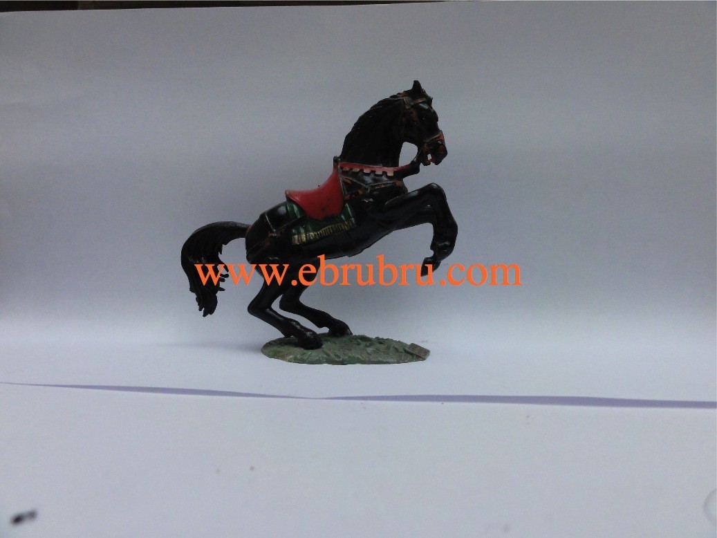 Cheval noir cabré socle gazon couverture verte Starlux