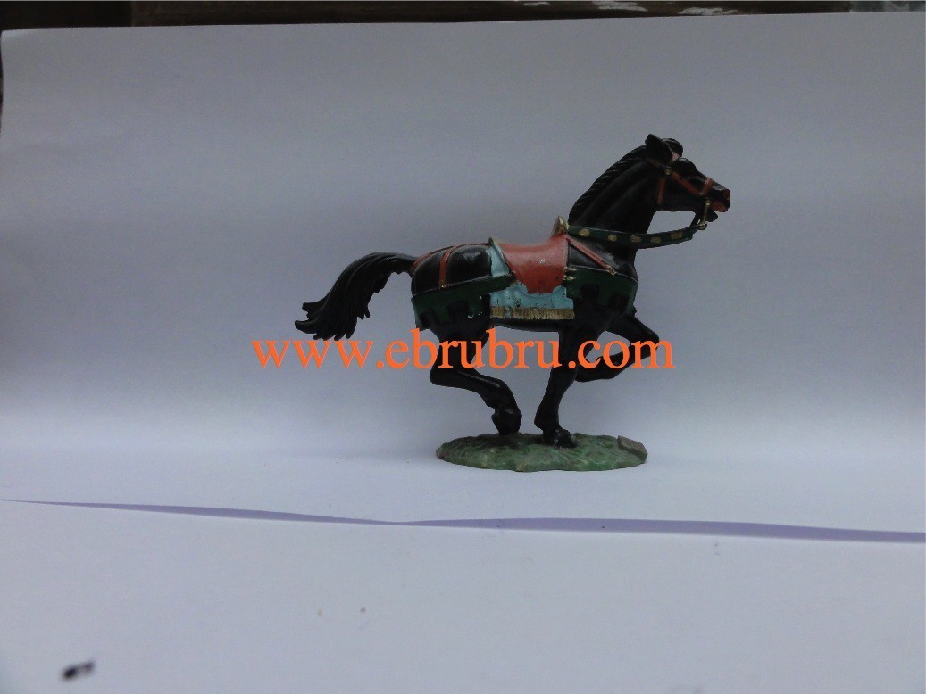 Cheval noir au galop socle gazon couverture bleue Starlux