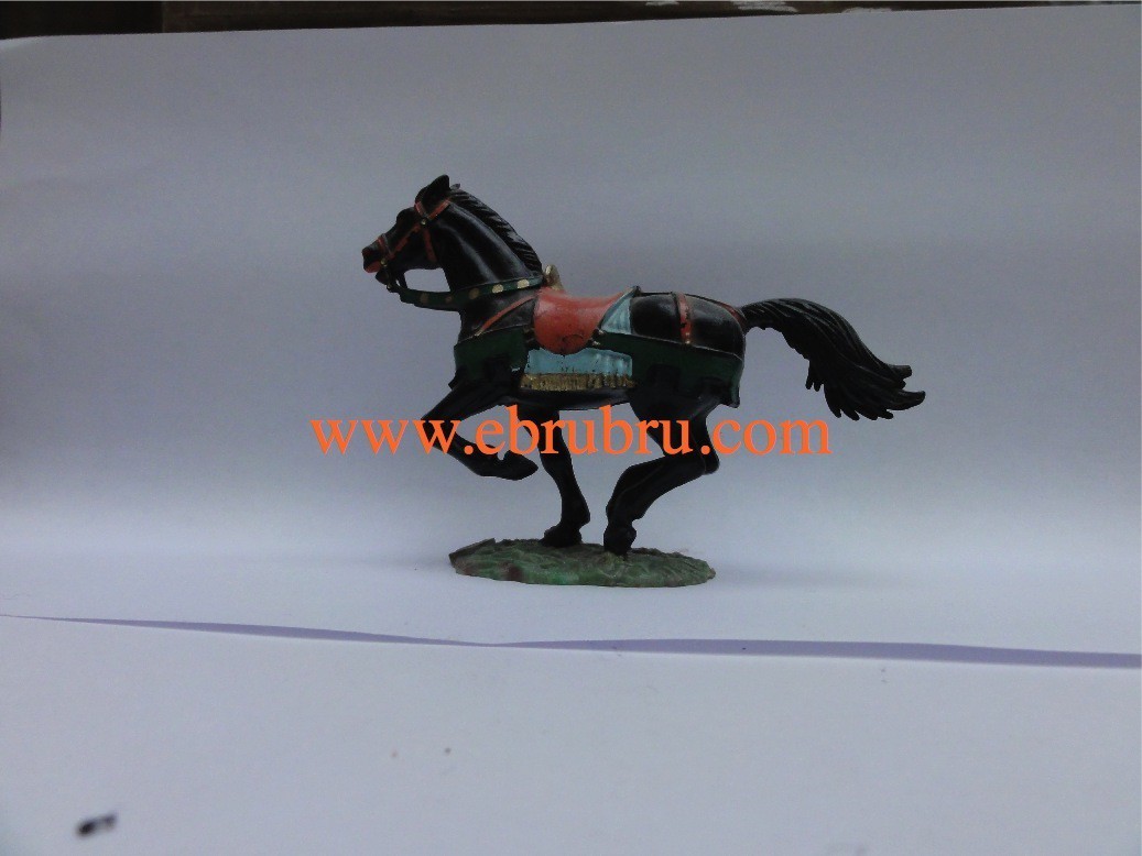 Cheval noir au galop socle gazon couverture bleue Starlux