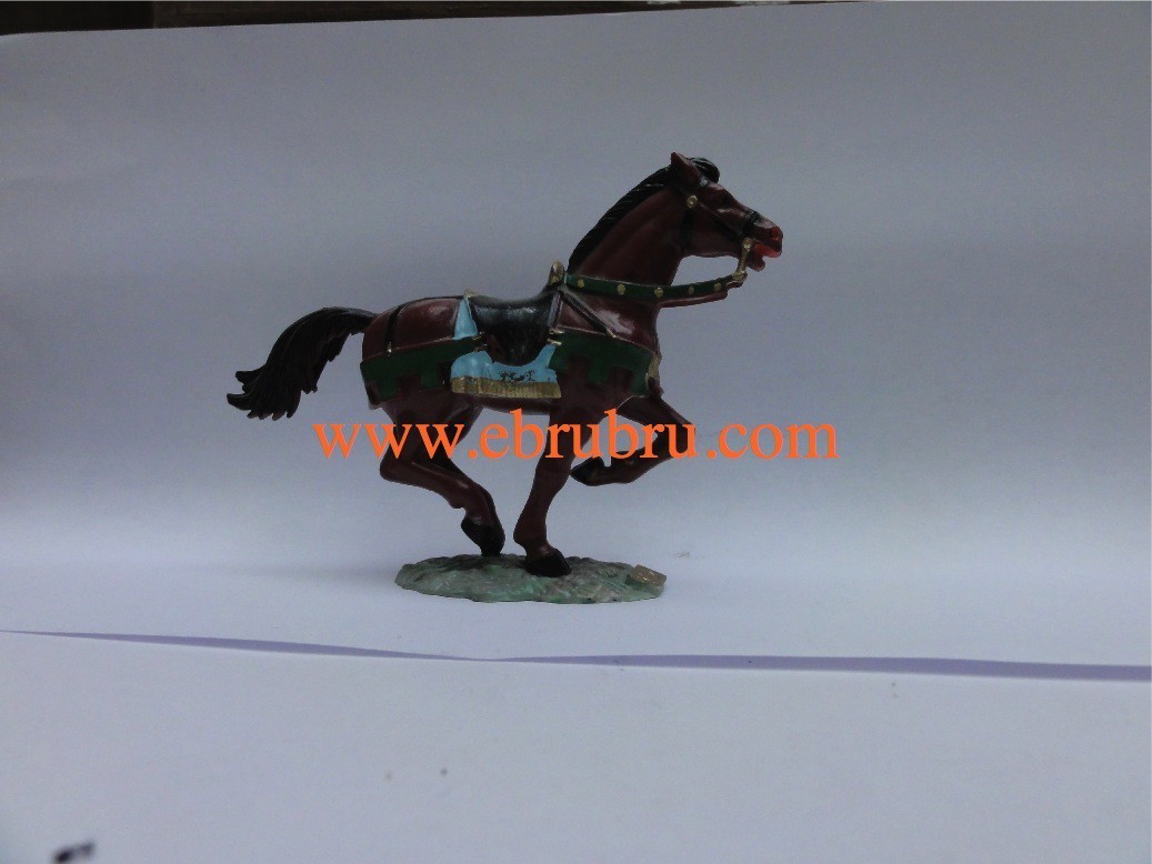 Cheval marron au galop socle gazon couverture bleue Starlux