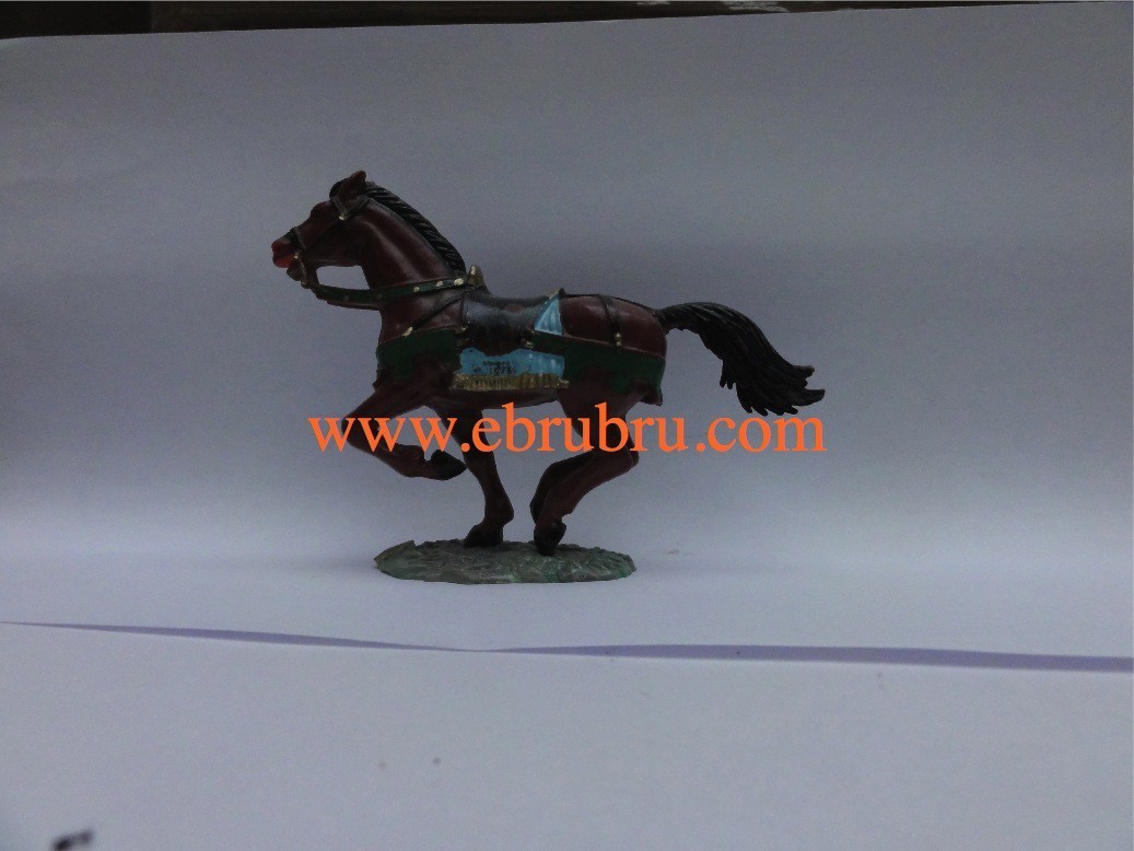 Cheval marron au galop socle gazon couverture bleue Starlux