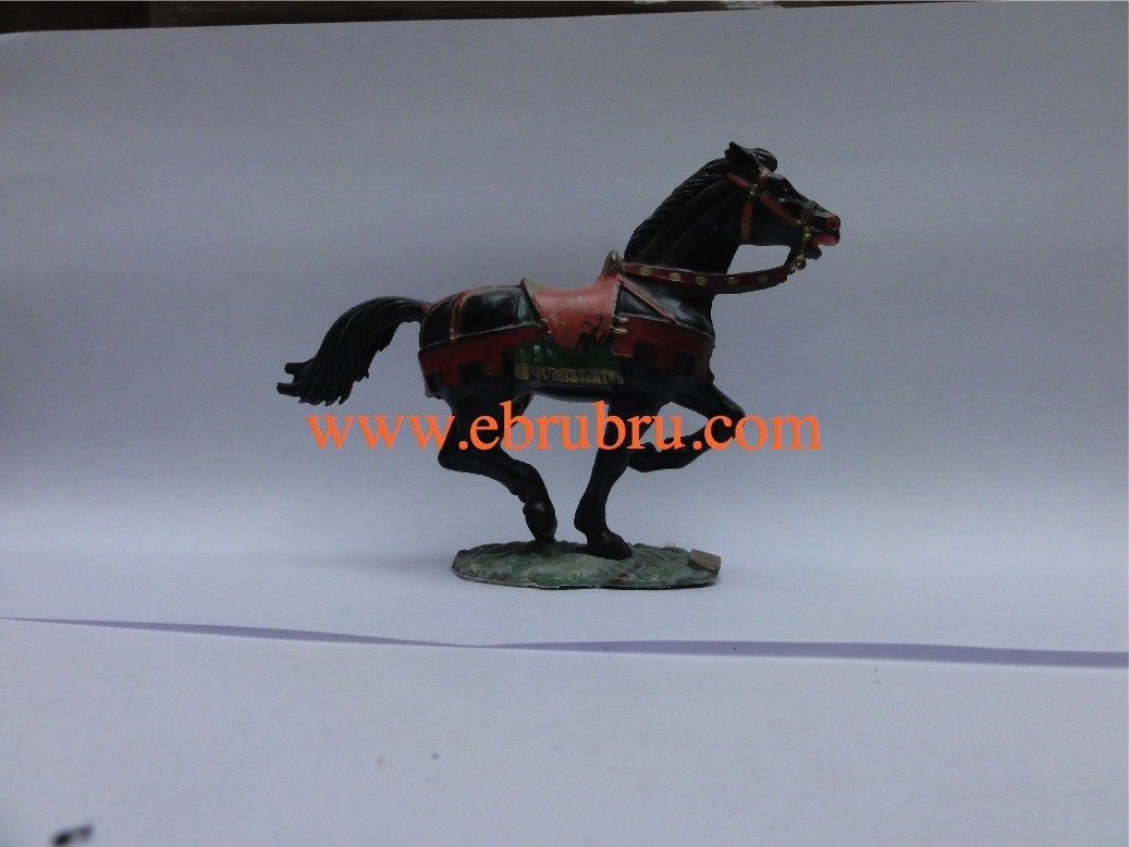 Cheval noir au galop socle gazon couverture verte Starlux