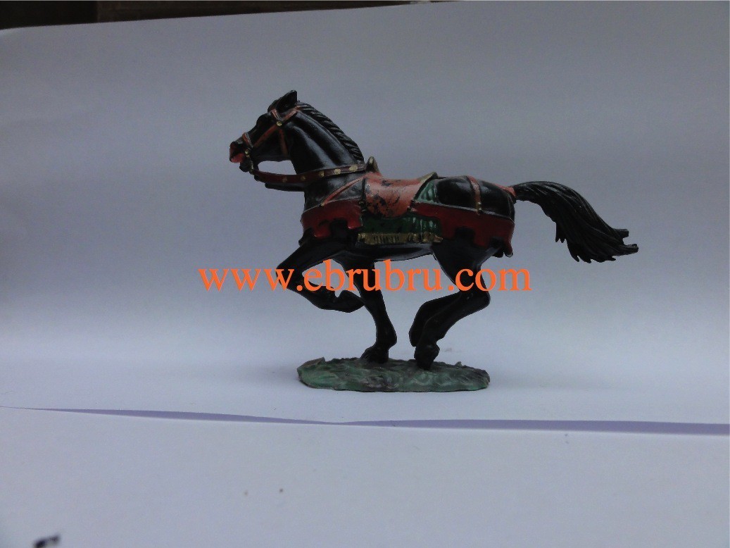 Cheval noir au galop socle gazon couverture verte Starlux