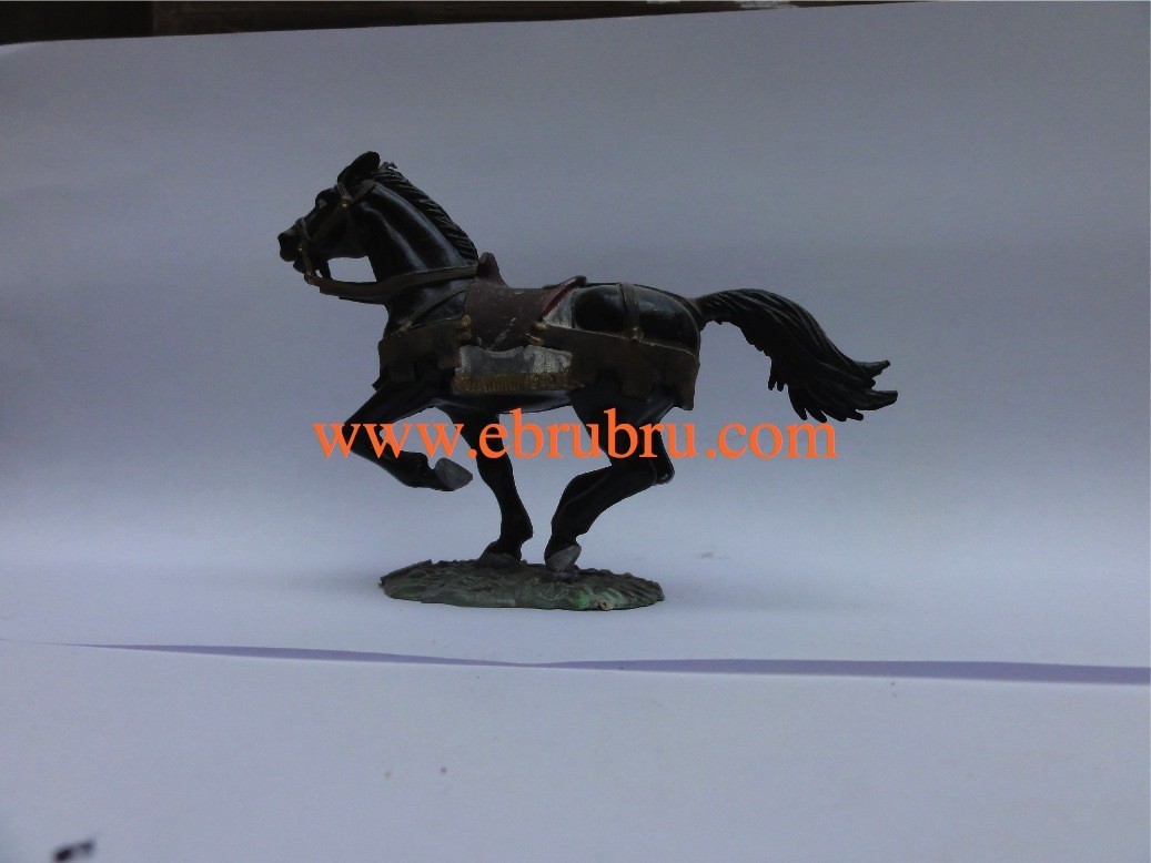 Cheval noir au galop socle gazon couverture grise Starlux