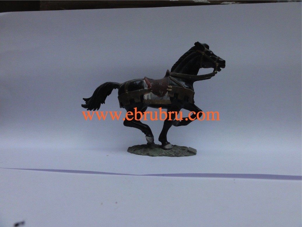 Cheval noir au galop socle gazon couverture grise Starlux