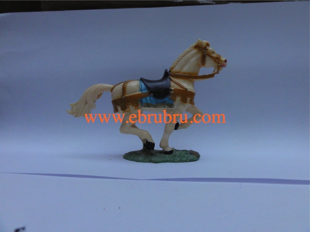 Cheval blanc ivoirine au galop socle gazon couverture bleue Starlux