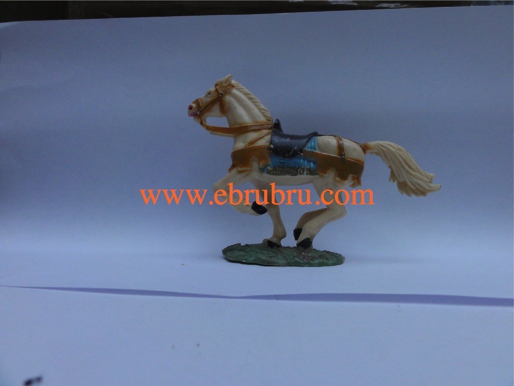 Cheval blanc ivoirine au galop socle gazon couverture bleue Starlux